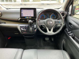開放的で周囲が広く見渡せる運転席は車両の感覚がつかみやすくて安心安全です♪
