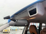 【アイサイトVer2】前方の車両等を検知し、衝突しそうな時は警報で注意を促し、ブレーキを踏む力をサポート。ブレーキを踏めなかった場合は衝突被害軽減ブレーキが作動、衝突回避をサポートします。