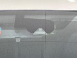 【エマージェンシーブレーキ】走行中に前方の車両等を認識し、衝突しそうな時は警報とブレーキで衝突回避と被害軽減をアシスト。より安全にドライブをお楽しみいただけます。