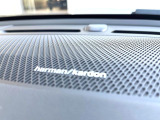 【harman kardon】ハーマンカードンのHi-Fiスペシャリストと共に、モデル別に開発・設計された専用チューニングが臨場感溢れる音響空間を実現しています。