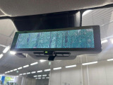 【インテリジェントルームミラー】後席の大きな荷物や同乗者で後方が確認しづらい時でも安心!カメラが撮影した車両後方の映像をルームミラー内に表示。クリアな視界で状況の確認が可能です!
