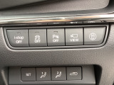 安全装置のスイッチは運転席パネル右下に集約されています。任意で切り替え可能なため状況に合わせてお使いください。