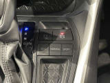 【電動パーキング】ボタンひとつでパーキングON。女性の方や運転に慣れていない方にも安心.