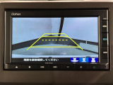 リバースギアに入れるだけで後方の表示へ切り替わります。夜間や雨の日の駐車も楽になりますよ。