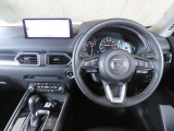 【運転席インテリアデザイン】左右対称のインテリアデザインでドライバーを包み込み運転に集中できるように設計されています。