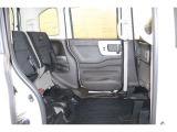 HONDA独自の機構!リアシートはチップアップ(跳ね上げ)することにより背の高い荷物も楽々積み込みすることが可能!!より空間を有効にするためにも大変便利なシートアレンジになります!!