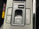 【電動パーキングブレーキ】パーキングブレーキは便利な電動式!ボタン一つで操作でき、アクセルを踏めば自動で解除されます♪レバーやペダルが無いので運転席廻りもすっきりしますね♪