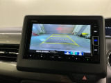 リバースギアに入れるだけで後方の表示へ切り替わります。夜間や雨の日の駐車も楽になりますよ。