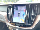 【360&deg;ビューカメラ】4台の高解像度カメラで360度の鳥瞰図を表示。隣の車や壁、死角にある障害物などを画面で確認できるため、狭いスペースでの駐車・出入りも安心です。