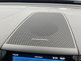 【harman kardon】ハーマンカードンのHi-Fiスペシャリストと共に、モデル別に開発・設計された専用チューニングが臨場感溢れる音響空間を実現しています。
