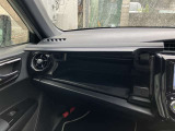 車検証入れなどに便利なグローブボックスも広々