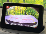 【バックカメラ】駐車時に後方がリアルタイム映像で確認できます。大型商業施設や立体駐車場での駐車時や、夜間のバック時に大活躍!運転スキルに関わらず、今や必須となった装備のひとつです!