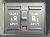 【両側スライドドア】駐車場で隣の車との間隔が狭く乗りにくい時、スライドドアなら安心!ドアオープン時も幅を取らず、開口部が広いので乗り降りがとっても簡単です。大きな荷物の出し入れも後席から可能♪
