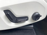 【メモリー機能付きパワーシート】ドライバーごとに設定したシート位置を記憶して、ボタン一つで切り替えできる便利な機能!運転する方が複数名いらっしゃるご家庭におすすめです。