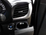 運転席のカップホルダーはエアコンの吹き出し口にありますので冷やしたり温めたりすることが出来ます☆