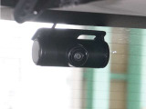 ◆車内カメラ◆前方・後方はもちろん、車内向きのカメラでも記録。左右をワイドに撮ることができ、幅寄せや側面衝突、威圧的なドライバーの危険行為など、クルマ周囲のトラブルもしっかり記録できます。