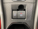 【電動パーキングブレーキ/オートブレーキホールド】パーキングブレーキをかけるときはレバーを引くだけ!ブレーキホールドは信号待ちなどの停止中にブレーキペダルから足を離してもブレーキがかかったまま!