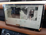 【3Dサラウンドカメラ】周囲の安全確認をアシストする機能です。3D車外ビュー、360&deg;オーバーヘッドビューを 利用して、狭いスペースでも安心、スムーズに運転操作ができます。