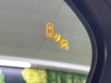 【ブラインドスポットモニター】走行中、ドアミラーの死角になりやすい箇所に後続車が接近するとサイドミラーのレンズに警告を表示!ドライバーに注意喚起をしてくれます。
