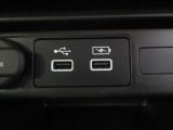 通常のUSB入力端子の他にスマホ充電に対応したUSB-C端子を装備しています。