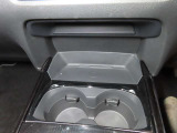 コマンダーコントロール後方に、前二席分のドリンクホルダーを備えています。連結部貫通しているので、取っ手付きマグカップもご使用いただけます。