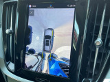 【360&deg;ビューカメラ】4台の高解像度カメラで360度の鳥瞰図を表示。隣の車や壁、死角にある障害物などを画面で確認できるため、狭いスペースでの駐車・出入りも安心です。