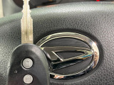 【キーレス】少し離れた場所からでもボタン一つでドアの開錠・施錠ができるのでとっても便利!ドアの鍵穴周りに傷をつけることもありません♪