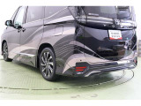 この車には、モデリスタフルエアロの精悍なスタイルに雅さをプラスするラッピングを施行してあります。クールなデザインのラッピングで洗練された個性を纏ったワン&オンリー車です。