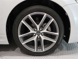 アルミホイールを装備、タイヤサイズは215/45R17です。