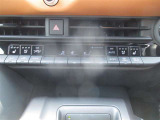 一年中快適オートエアコン装備しています♪窓の曇り取りや車内の空気循環などにも有効です!