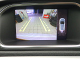 【パークアシスト・カメラ】駐車時に後方がリアルタイム映像で確認できます。大型商業施設や立体駐車場での駐車時や、夜間のバック時に大活躍!運転スキルに関わらず、今や必須となった装備のひとつです!