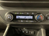 【オートエアコン】一度お好みの温度に設定すれば、車内の温度を検知し風量や温度を自動で調整。暑い&hellip;寒い&hellip;と何度もスイッチ操作をする必要はありません。快適な車内空間には必須の機能ですね♪