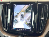 【360&deg;ビューカメラ】4台の高解像度カメラで360度の鳥瞰図を表示。隣の車や壁、死角にある障害物などを画面で確認できるため、狭いスペースでの駐車・出入りも安心です。