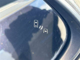 【ブラインドスポットモニター】隣車線を走る車両をレーダーで検知し、ミラーで確認しにくい後側方エリアに存在する車両を検知します。車両を検知するとドアミラーに搭載されたLEDインジケーターが点灯します。
