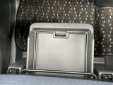 助手席下部にサンダル等小物が入るシートアンダートレー収納BOXが有ります。