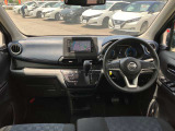 すっきりした運転席周りにはナビやエアコンの操作パネルを設置しておりますので、お一人での運転でもご安心できます。