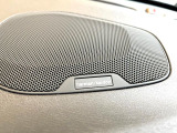 【harman kardon】ハーマンカードンのHi-Fiスペシャリストと共に、モデル別に開発・設計された専用チューニングが臨場感溢れる音響空間を実現しています。