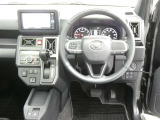 【徹底洗浄クリーニング実施済】運転席からの視界はこんな感じです☆お気軽にご来店いただき、実際に座って是非お確かめください。ドライバーに寄り添う快適な操作フィールをもたらすステアリングです。
