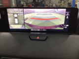 狭い場所での駐車やすれ違いなどでより的確な運転操作に役立つ360&deg;ビューモニターが装備されています。