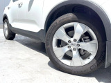 【純正18インチアルミホイール】こだわりを持ってモデル別にデザインされた純正アルミホイールを装着。しつこい鉄粉や錆に高い効果を発揮する「ホイールコーティング」の施工も受付中!