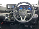 運転席まわりです。 各操作スイッチは使いやすい位置に配置されてます。