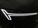 【LEDヘッドライト】悪天候や夜間走行時も良好な視界を確保し、安心して運転できる高輝度LEDヘッドライト!北欧神話に登場する「トールハンマー」をモチーフにした、一目でボルボとわかるデザインです。