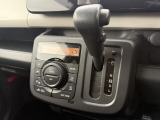 【オートエアコン】一度お好みの温度に設定すれば、車内の温度を検知し風量や温度を自動で調整。暑い&hellip;寒い&hellip;と何度もスイッチ操作をする必要はありません。快適な車内空間には必須の機能ですね♪