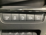 運転席脇のクラスタースイッチ部分にはカメラ切り替えスイッチ、パーキングセンサーOFF、その他走行系スイッチを集中配置しております。