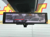 【インテリミラー】車両後方にあるカメラの画像をルームミラーに映し出します。シーンに応じて液晶モニターとミラーとを任意に切り替えることもできます