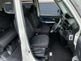 ヘタリもなく綺麗な状態です。シートリフトがついてますので、お好みのシートポジションで運転できます。