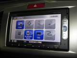 ナビゲーションは純正メモリーナビ(VXM-145VSi)を装着しております。AM、FM、CD、DVD再生、Bluetooth、ワンセグTVがご使用いただけます。初めて訪れた場所でも安心ですね!