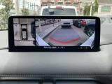 360&deg;ビューモニターでは、両サイドとフロント、バックカメラの合成で、あたかも上空から見下ろした様に周囲を確認して頂けます。駐車場だけでなく、T字路等でも活躍のアイテムです。