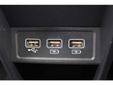 急速充電対応のUSB差込口2個と、ナビと外部機器接続用USBジャック1個備えています!