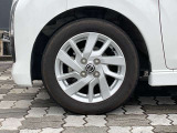 純正アルミホイール。タイヤサイズは155/65R14です。